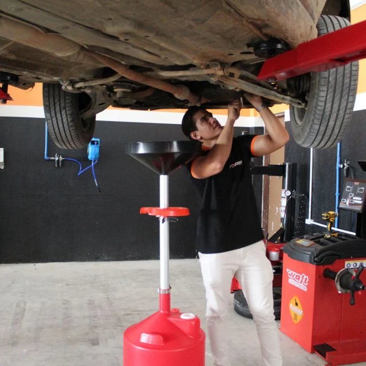 Mecânico da Icozeira realizando serviço no veículo