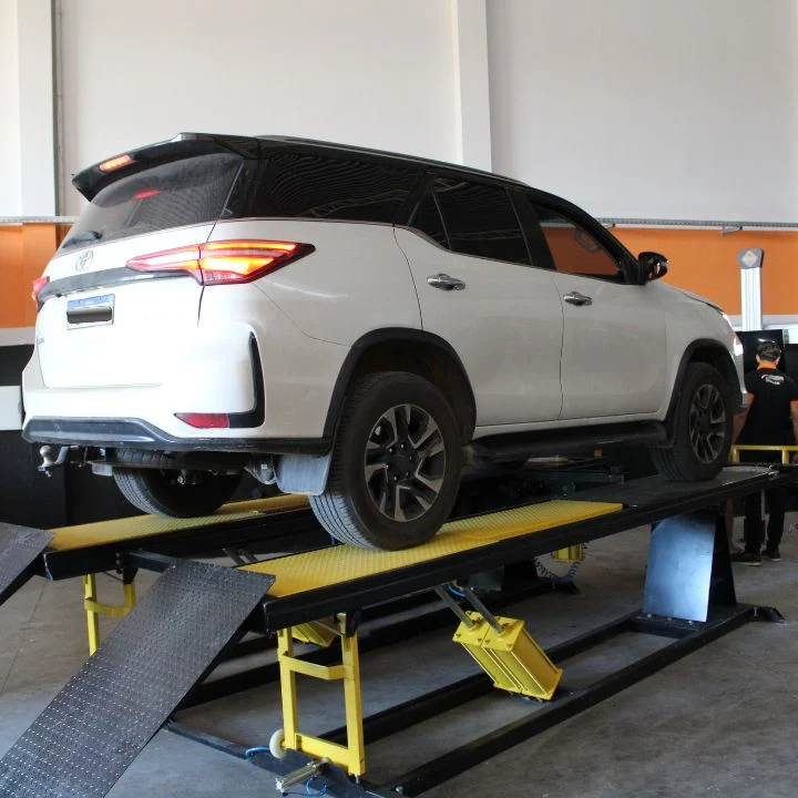 Veículo no elevador para manutenção automotiva
